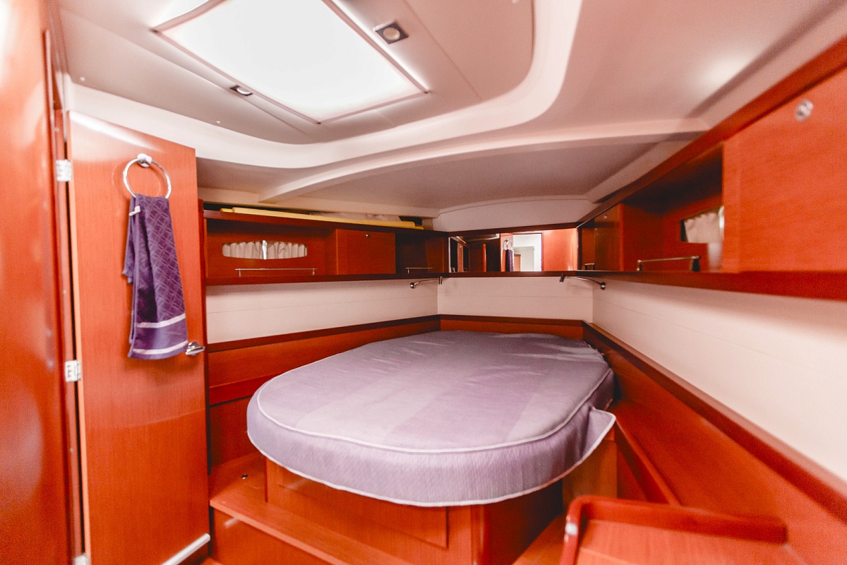 Аренда парусной яхты BENETEAU OCEANIS 50 в Сочи - VIP каюта